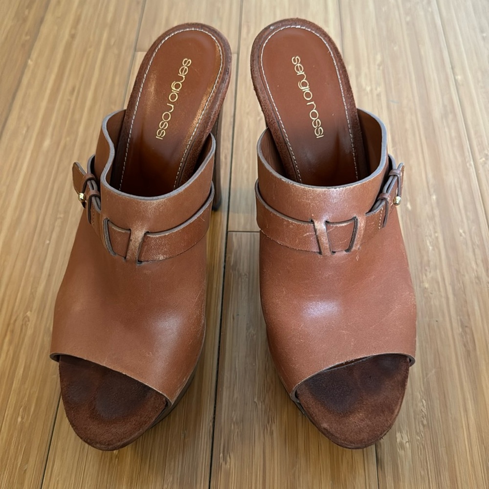 Love these platforms!!! Great color!! So on trend!